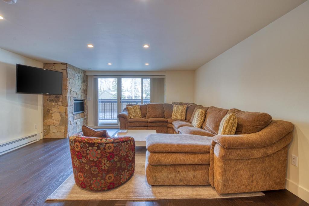 a living room with two couches and a tv at Cozy Mountain Getaway in Vail