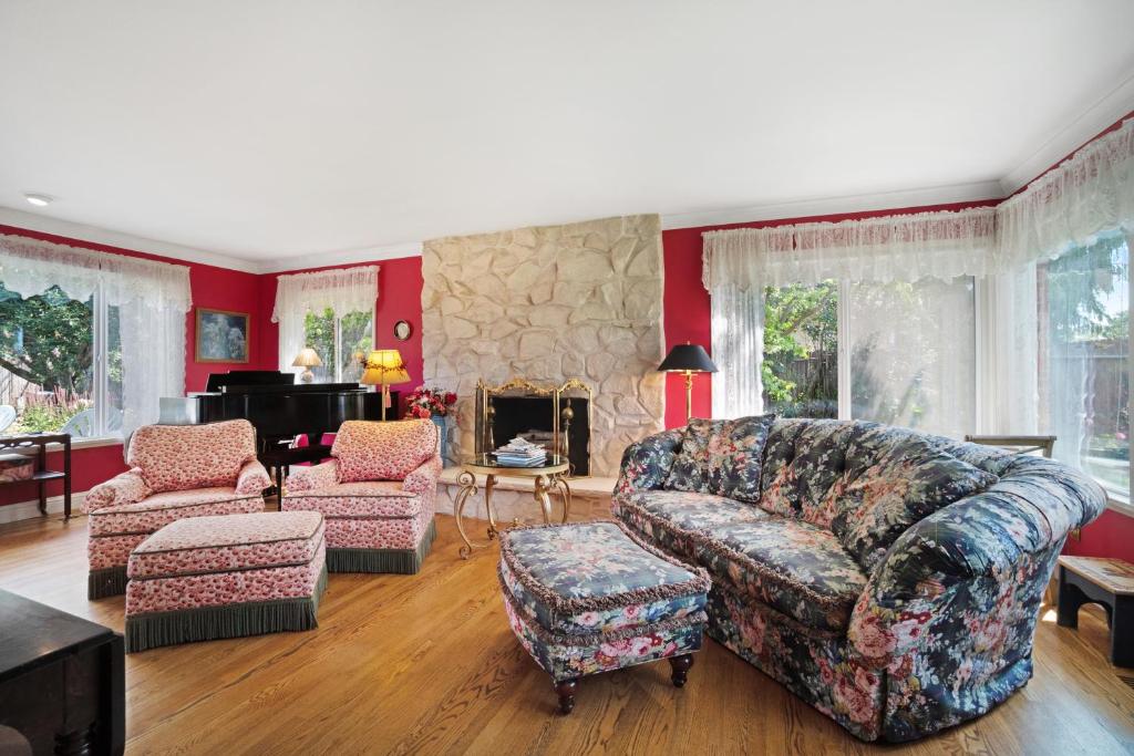 een woonkamer met een bank, stoelen en een piano bij Highland Park House in Walla Walla