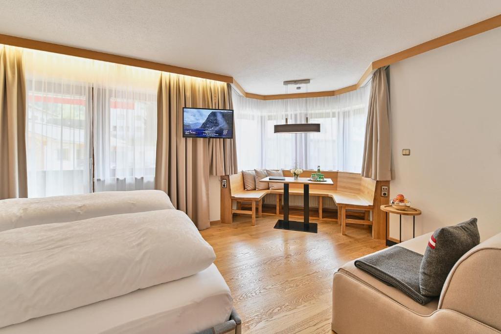 Televízia a/alebo spoločenská miestnosť v ubytovaní Hotel Garni Sursilva