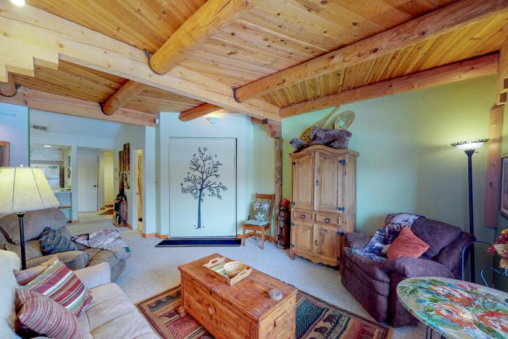een woonkamer met banken en een houten plafond bij Aspenwood 4259 in Pagosa Springs