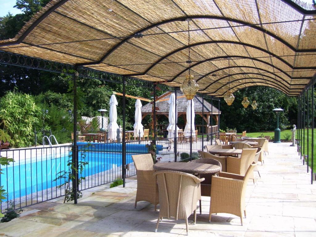 Ravenwood Hall Hotel 4