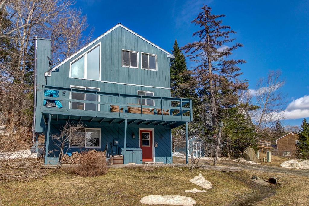 una casa azul con una puerta roja en West Dover Getaway, en West Dover