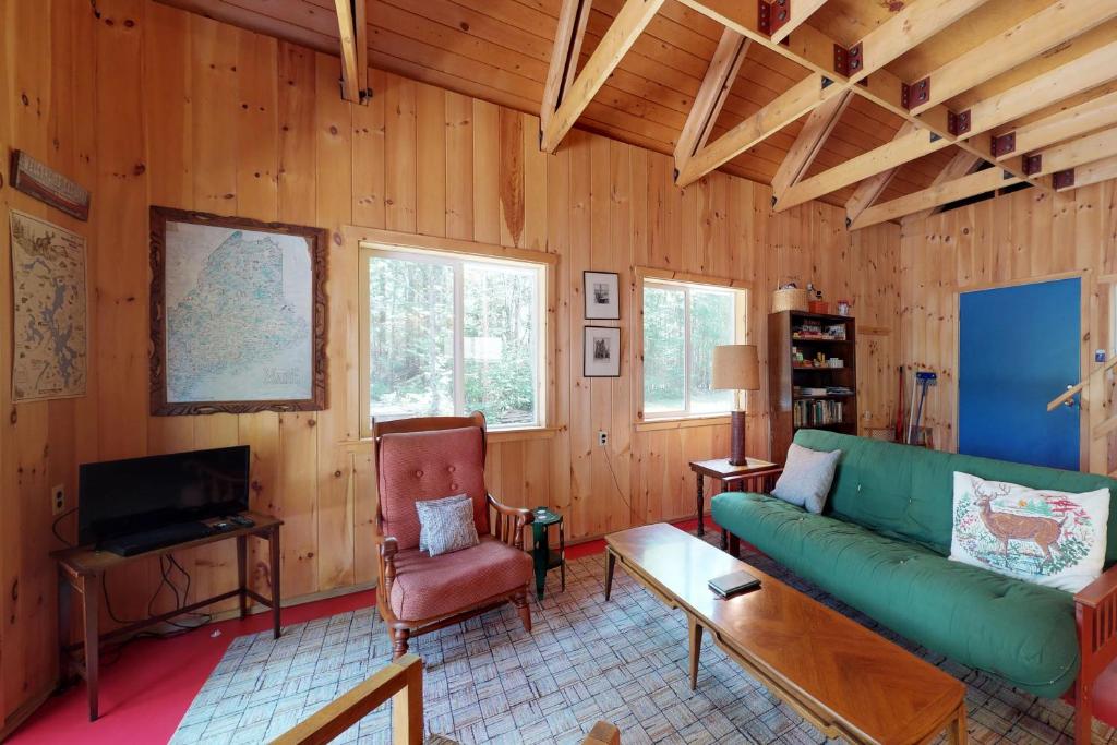 Una sala de estar con un sofá y un televisor. en Sandbar Cabin, en Rockwood