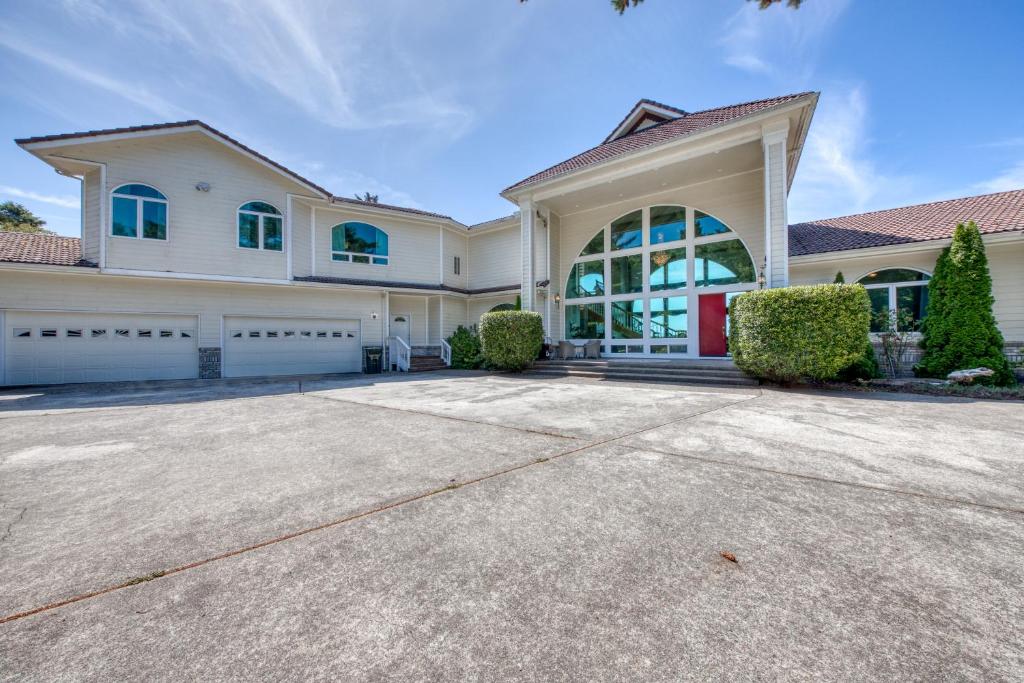 a large white house with a large driveway at Rhody Apartment in Florence