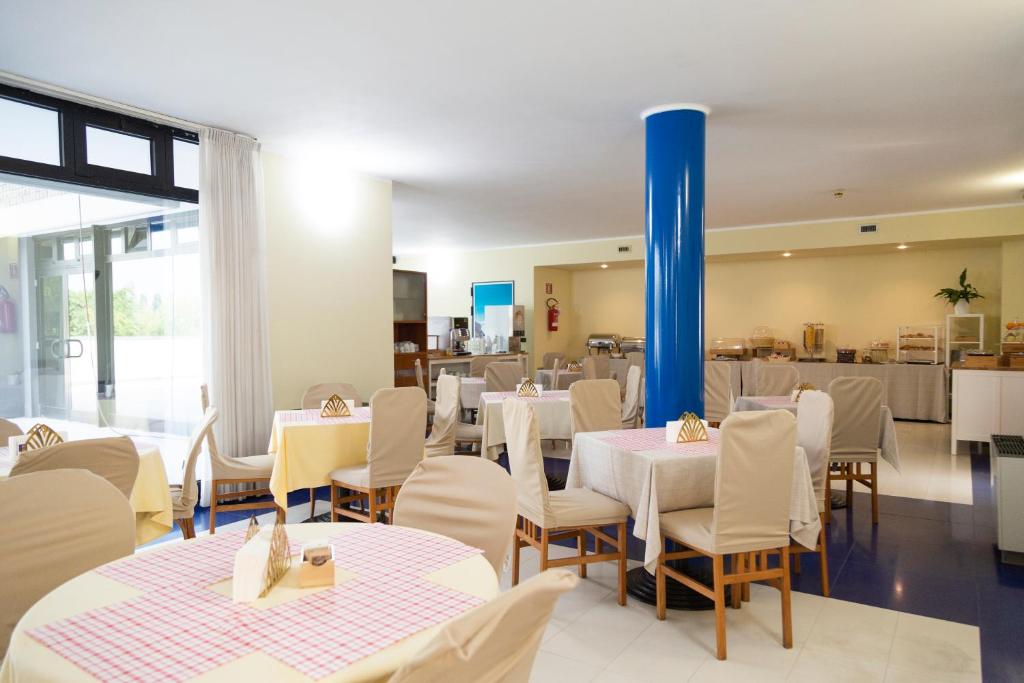 Restauracja lub miejsce do jedzenia w obiekcie iH Hotels Milano Blu Visconti