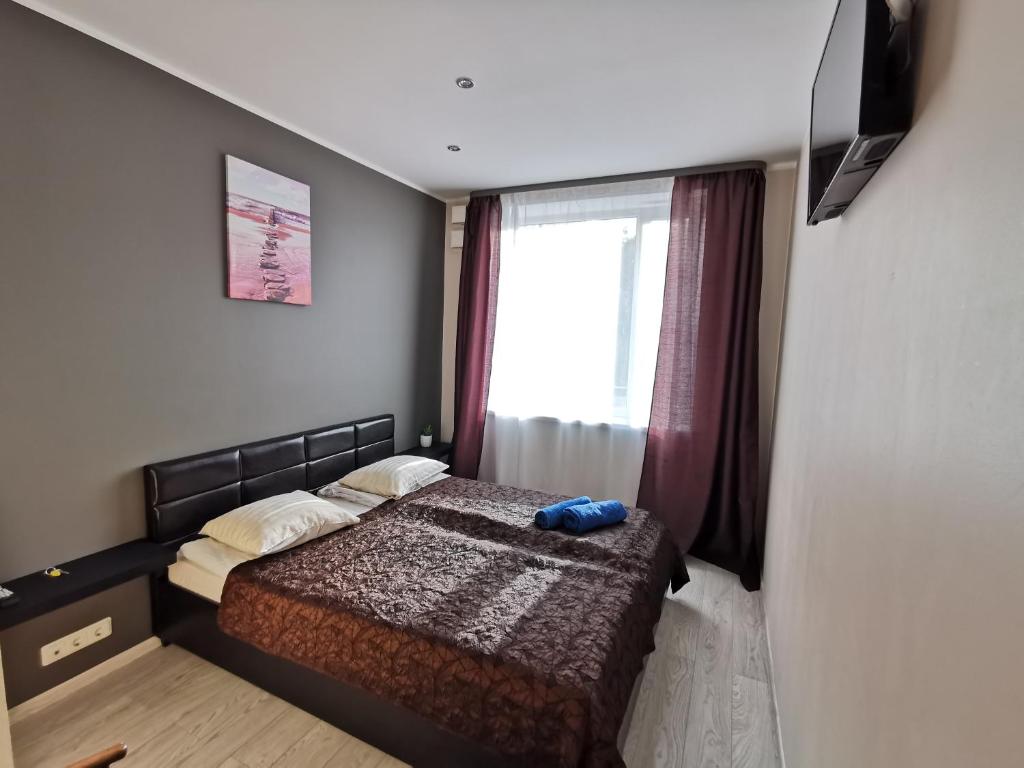 a small bedroom with a bed and a window at Hotel Privat in Tallinn