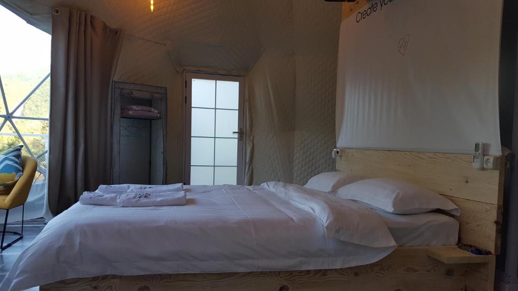 Postel nebo postele na pokoji v ubytování Glamping Georgia Krikhi