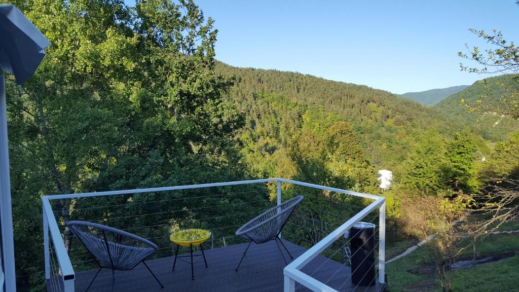 Nespecifikovaný výhled na hory nebo výhled na hory při pohledu z luxury tent