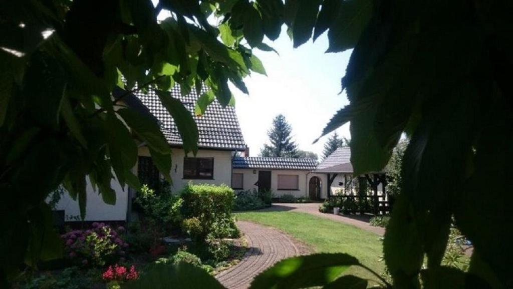 ein Haus mit einem Garten und einer Auffahrt in der Unterkunft Ferienwohnung Spreewald Betty in Werben