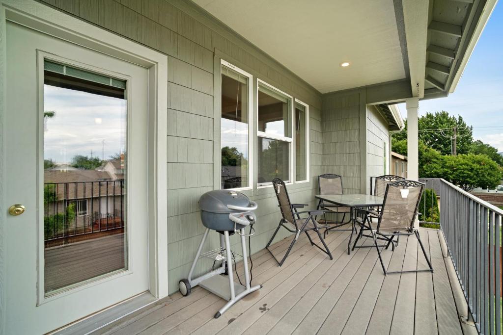 a porch with a grill and a table and chairs at Scenic View Landing in Walla Walla