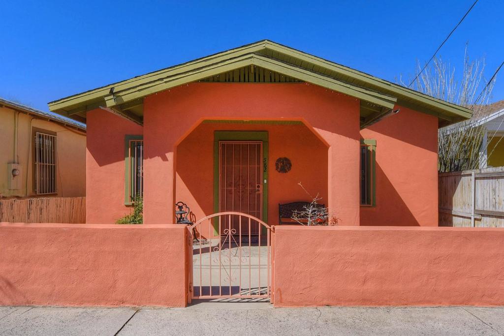 una casa roja con una puerta delante de ella en Barrio Casita 1, en Tucson