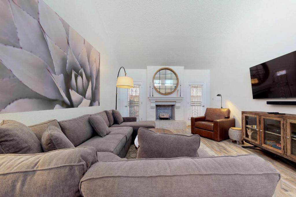 - un salon avec un grand canapé et une télévision dans l'établissement Scottsdale In-Town Villa, à Scottsdale