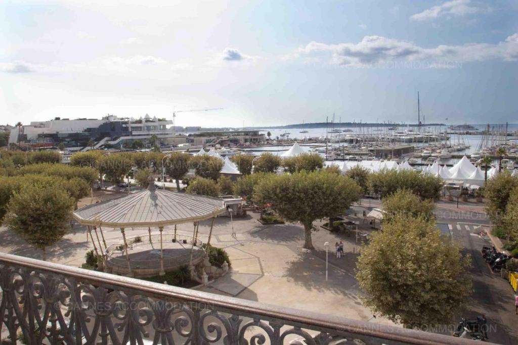 widok na miasto z parkiem i portem w obiekcie Carrousel 4 w Cannes