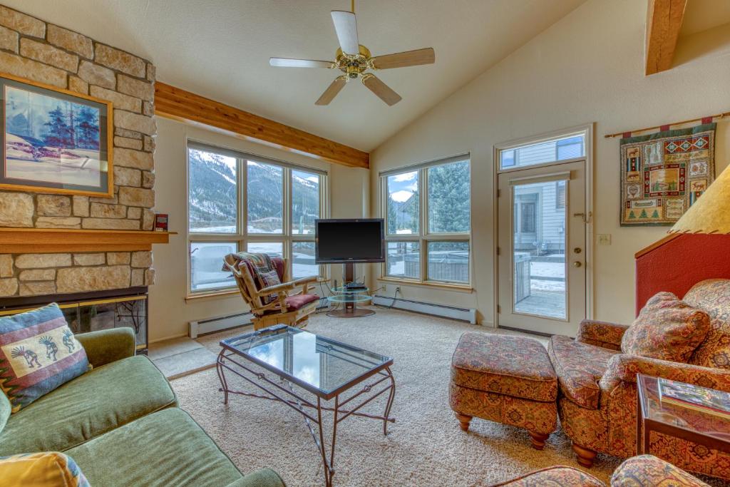 ein Wohnzimmer mit einem Sofa und einem Kamin in der Unterkunft Fairway Getaway in Copper Mountain