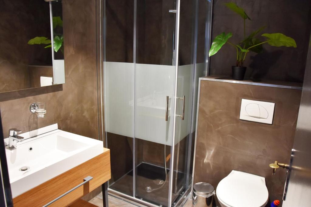 Un baño de Comfort Apartments by Livingdowntown