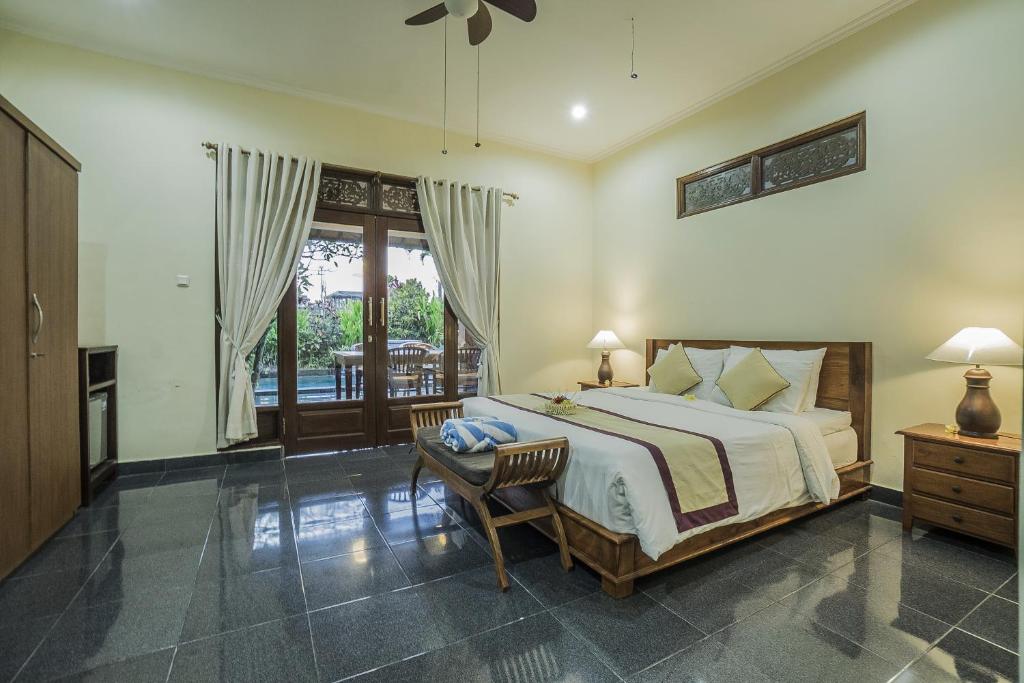 Postel nebo postele na pokoji v ubytování Nyoman Sandi Guest House