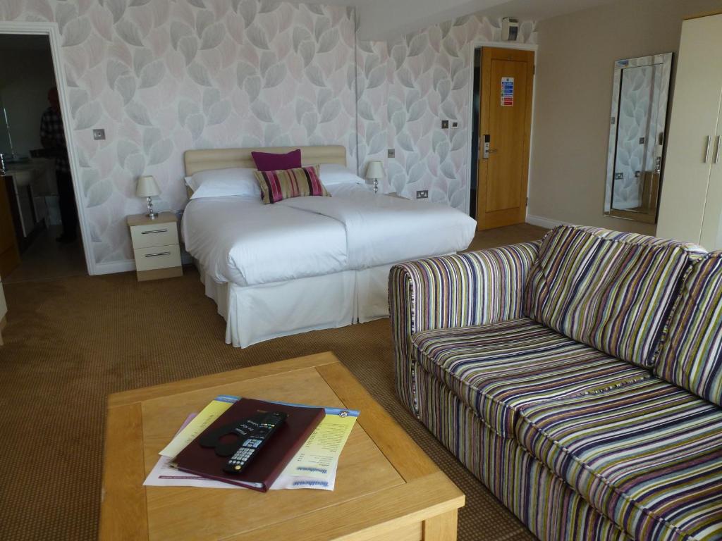 Postel nebo postele na pokoji v ubytování Boathouse Hotel