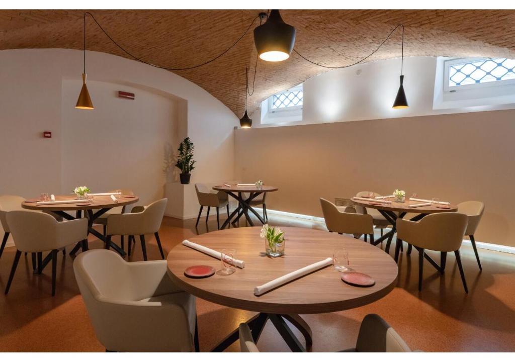 Restaurace v ubytování PHI Hotel Canalgrande