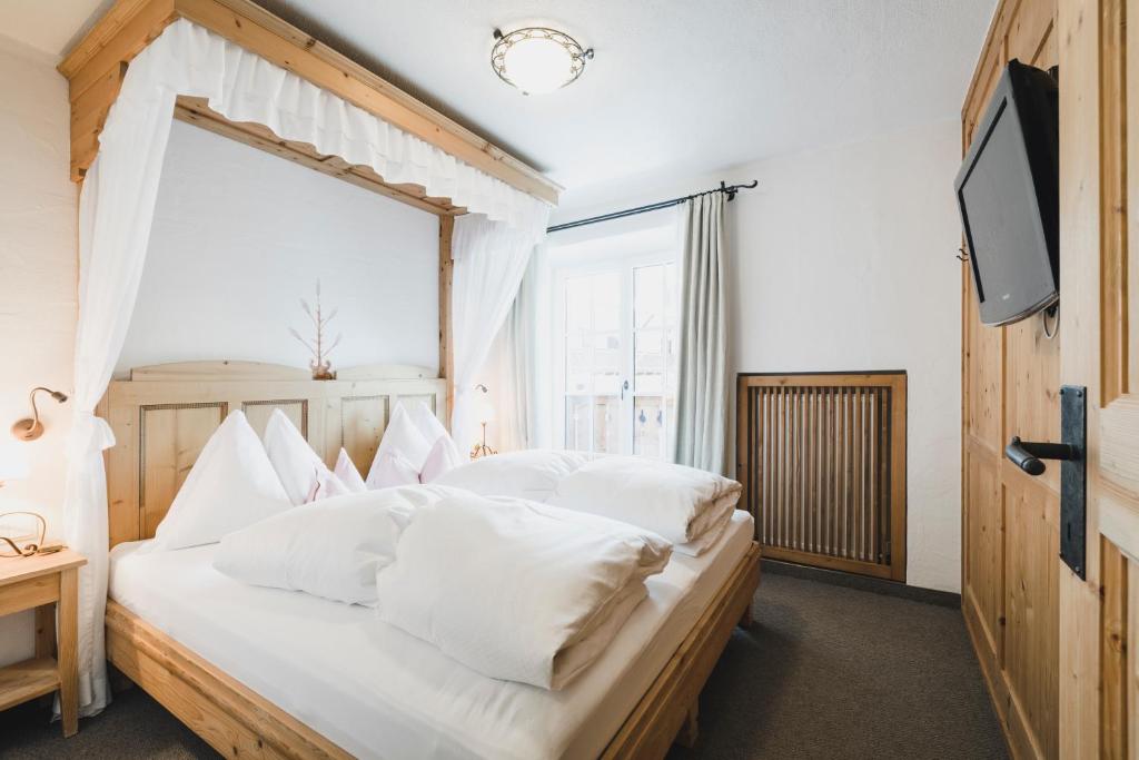 Postel nebo postele na pokoji v ubytování Himmlhof Small Luxury Boutique Hotel
