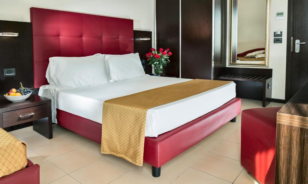 Postel nebo postele na pokoji v ubytování Terminal Palace & SPA