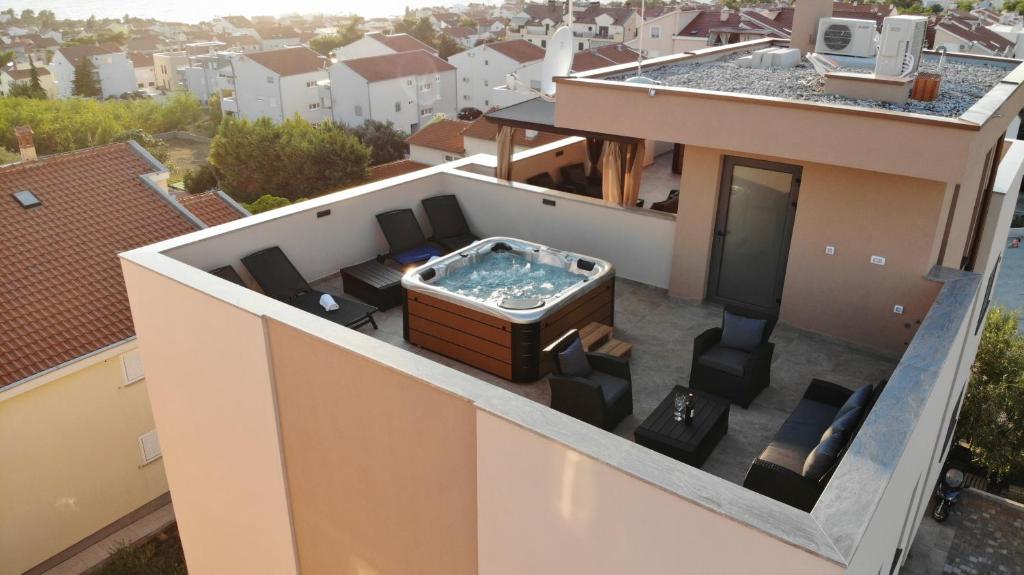 Balkón alebo terasa v ubytovaní Apartments Luana with private jacuzzi