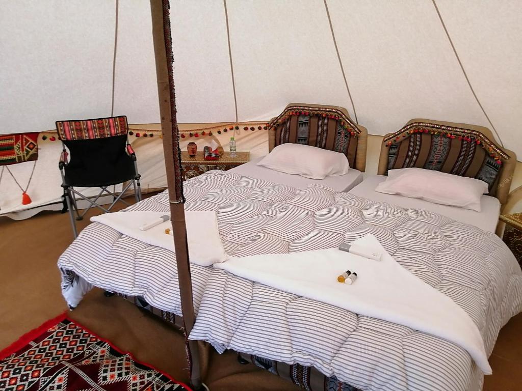 Un pat sau paturi într-o cameră la Al Reem Desert Camp