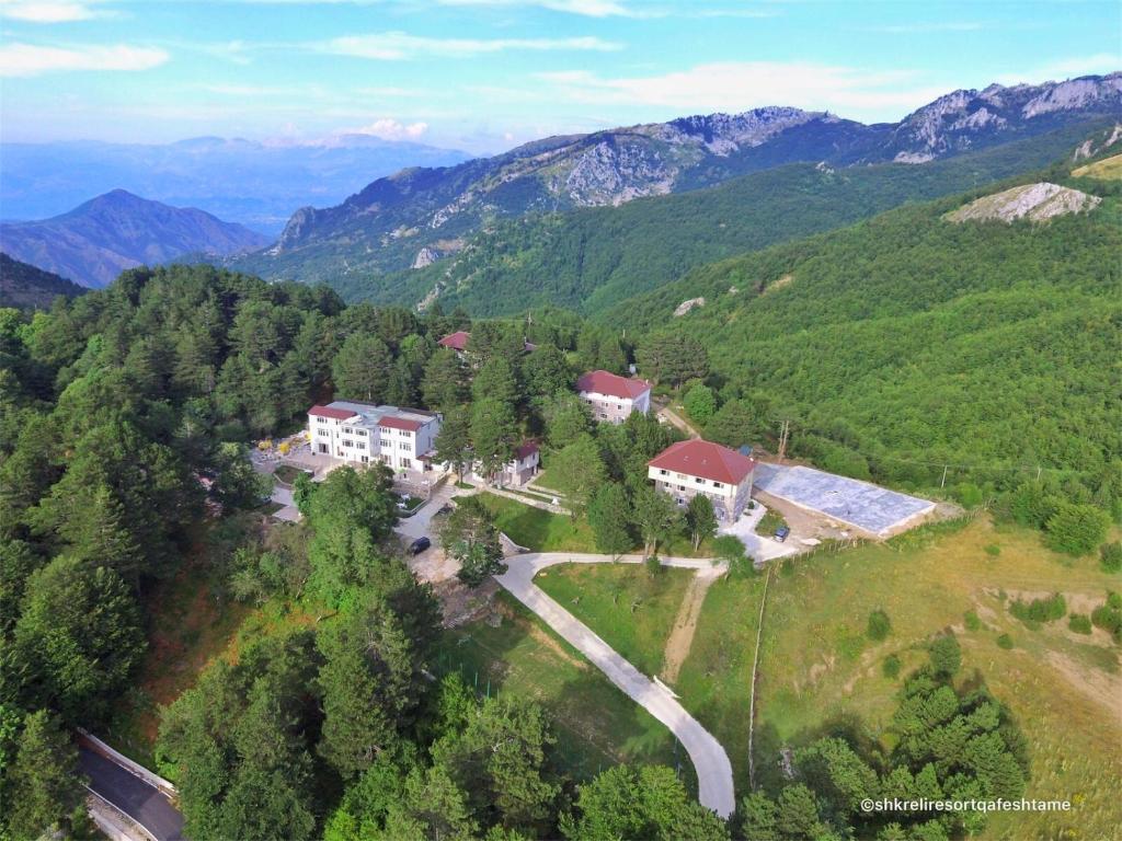 una vista aérea de una casa en las montañas en Shkreli Resort Qafeshtame, en Krujë