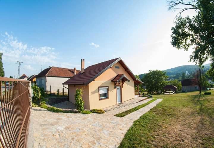 uma pequena casa com uma cerca em frente em Oaza Mira Vrdnik em Vrdnik