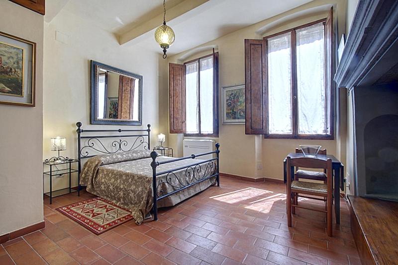 una camera con letto, sedia e finestre di Nerii 2 a Firenze