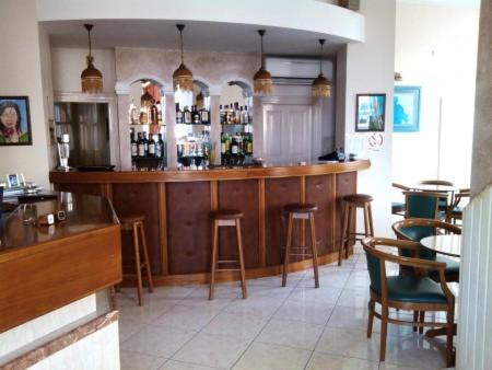 The lounge or bar area at Diethnes