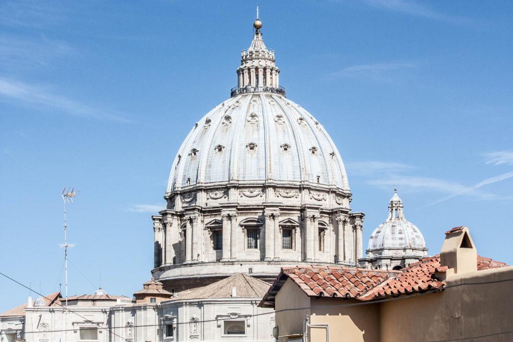 un edificio con una cúpula encima en Andreina a San Pietro Apartment, en Roma