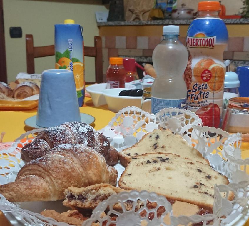 einen Teller Brot und Gebäck auf dem Tisch in der Unterkunft B&B Da Andreina in Guspini