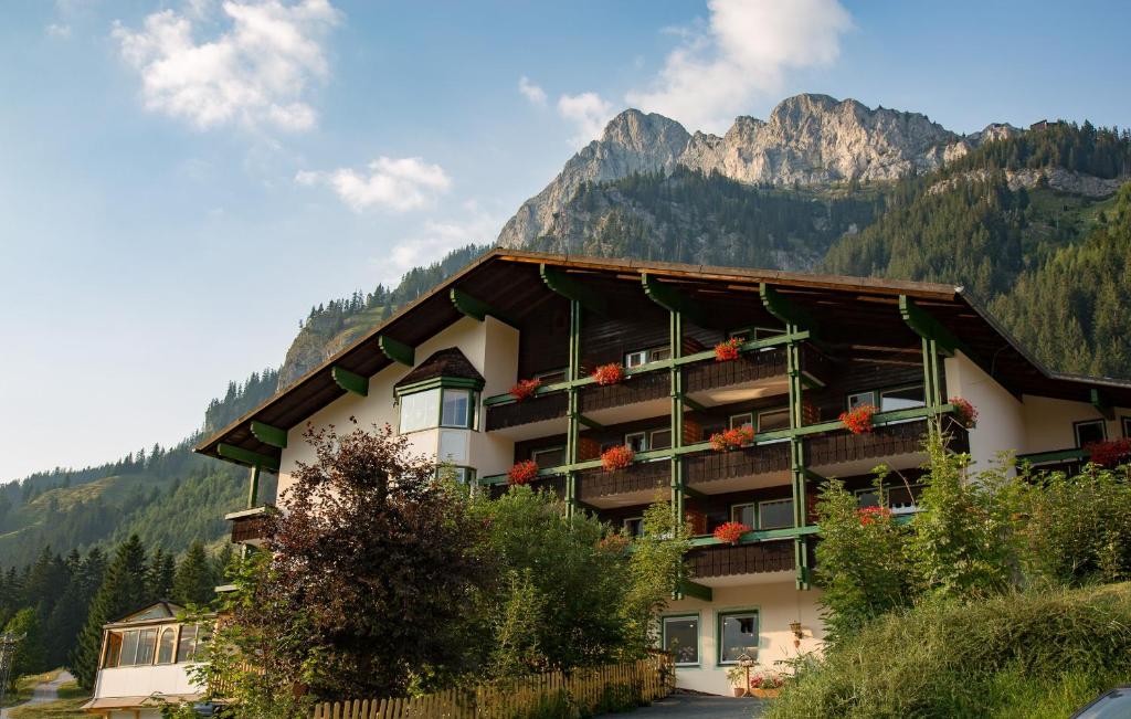 ネッセルヴェングレにあるHotel Berghofの山を背景にした山の中のホテル