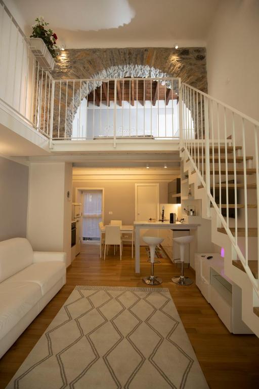 A seating area at Center Loft Apartment