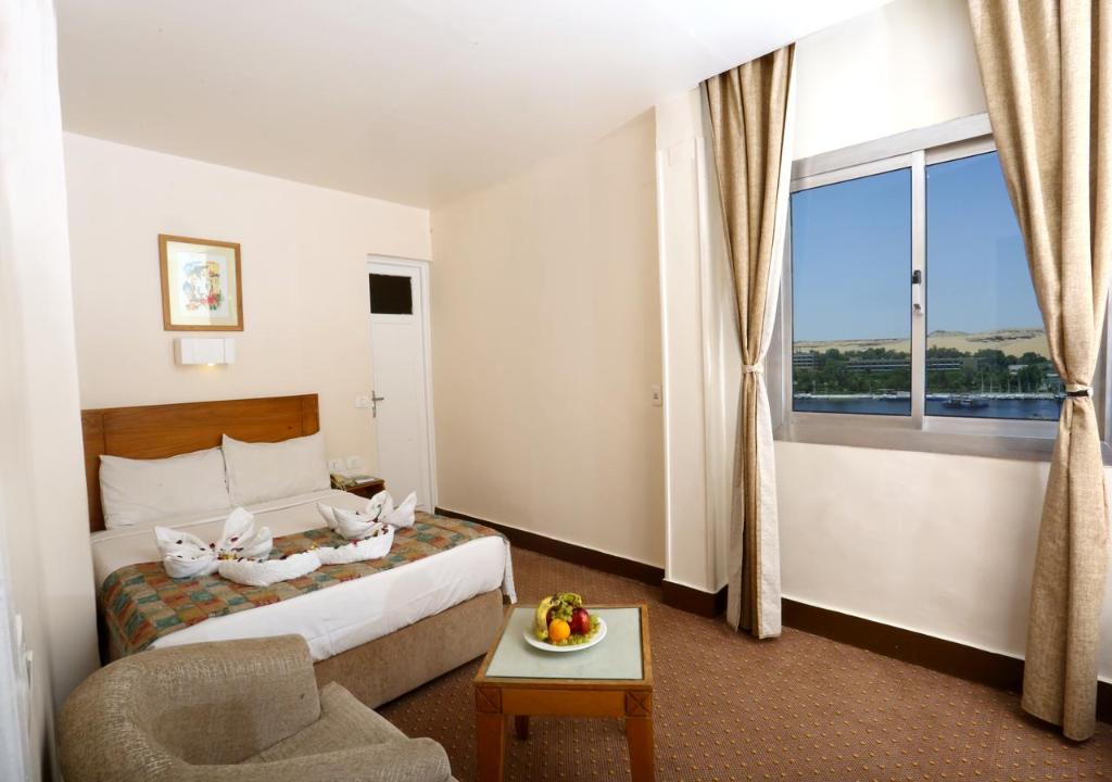 Hapi Hotel房間的床