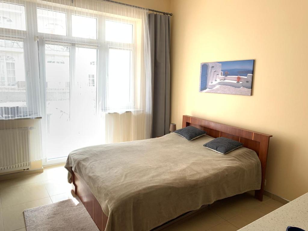 A bed or beds in a room at Apartamenty Trzy Korony
