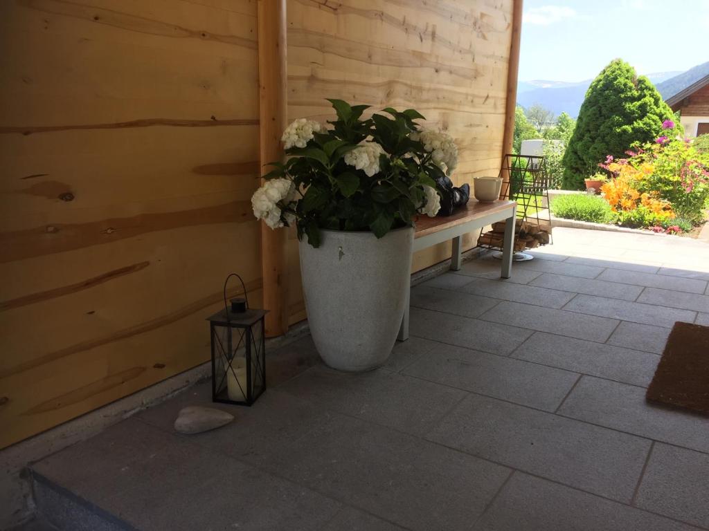 um grande vaso de flores sentado num pátio em Ferienwohnung Meliessnig em Mauterndorf
