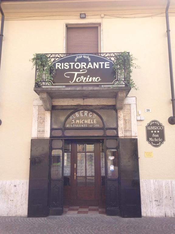Zugang zu einem Restaurant mit einem Schild über der Tür in der Unterkunft Albergo San Michele in Mortara