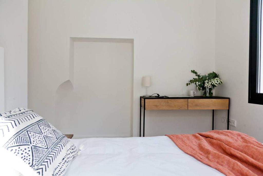 Postel nebo postele na pokoji v ubytování GoToSeville GERONA SUITES