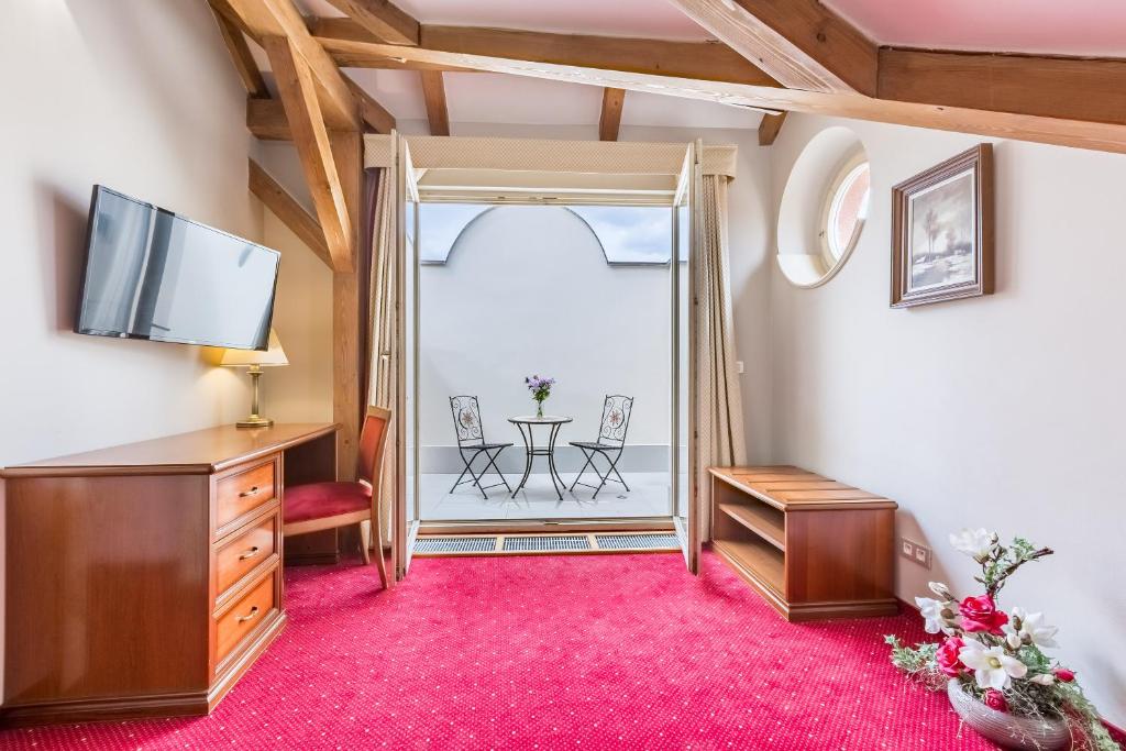 TV a/nebo společenská místnost v ubytování Hotel Caruso Old Town