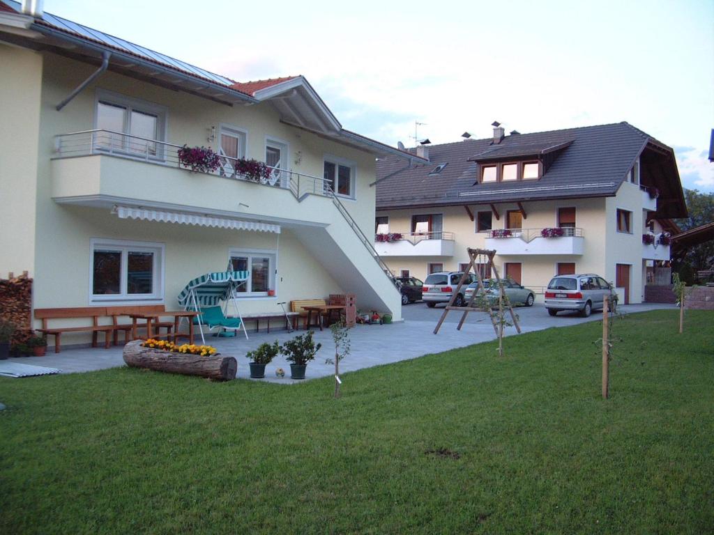 una casa con patio e cortile di Residence Hofer a Valdaora