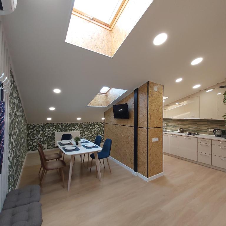 Kuchyňa alebo kuchynka v ubytovaní Two-Bedroom Apartment near Forum Lviv