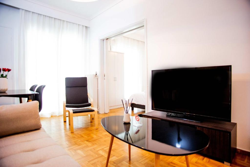 Telewizja i/lub zestaw kina domowego w obiekcie Thessaloniki Center Apartment On The Sea