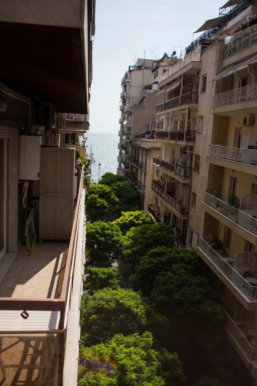 Balkon lub taras w obiekcie Thessaloniki Center Apartment On The Sea