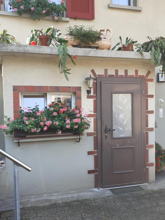 una casa con una puerta y flores en ella en Wohnung Wohlensee, en Hinterkappelen