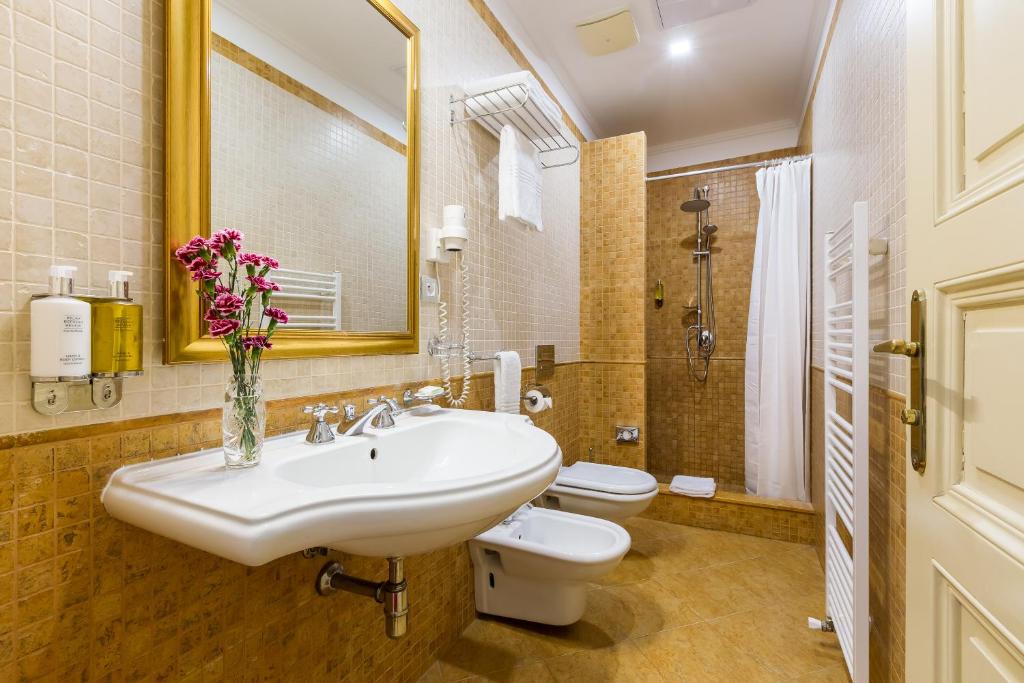 Koupelna v ubytování Hotel Caruso Old Town