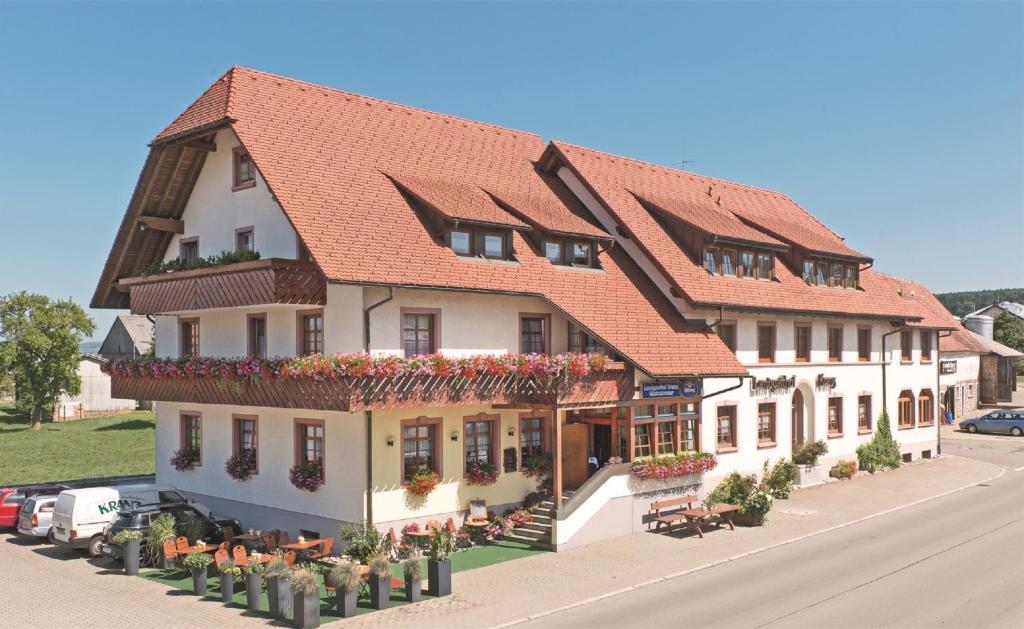 ein großes weißes Gebäude mit rotem Dach in der Unterkunft Hotel Landgasthof Kranz in Hüfingen