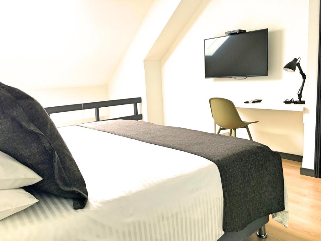 Cora 96 Street Apartments - 