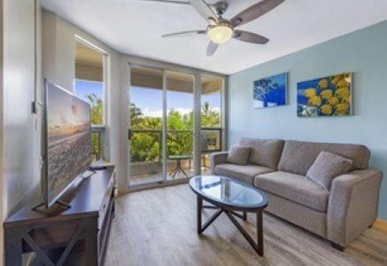 un soggiorno con un divano e un tavolo di Maui Banyan G203 a Wailea