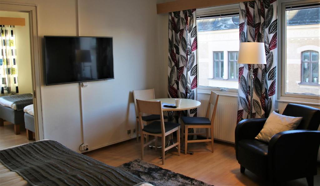 TV a/nebo společenská místnost v ubytování Linköpings Cityhotell och Vandrarhem